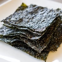 Golden roasted seaweed chips with a satisfying crunch, arranged neatly for a healthy snack.